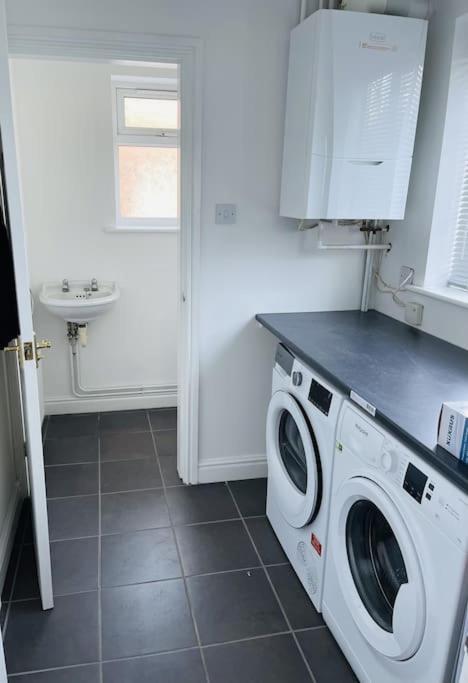 5-Bedroom Cottage In Healing, Grimsby Bagian luar foto